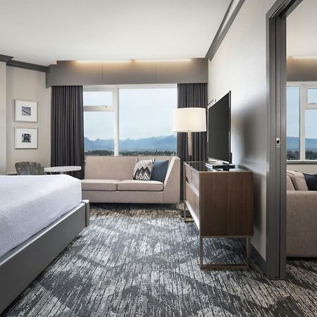 Sheraton Vancouver Guildford Hotel Съри Екстериор снимка