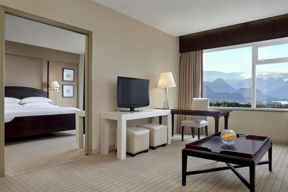 Sheraton Vancouver Guildford Hotel Съри Екстериор снимка
