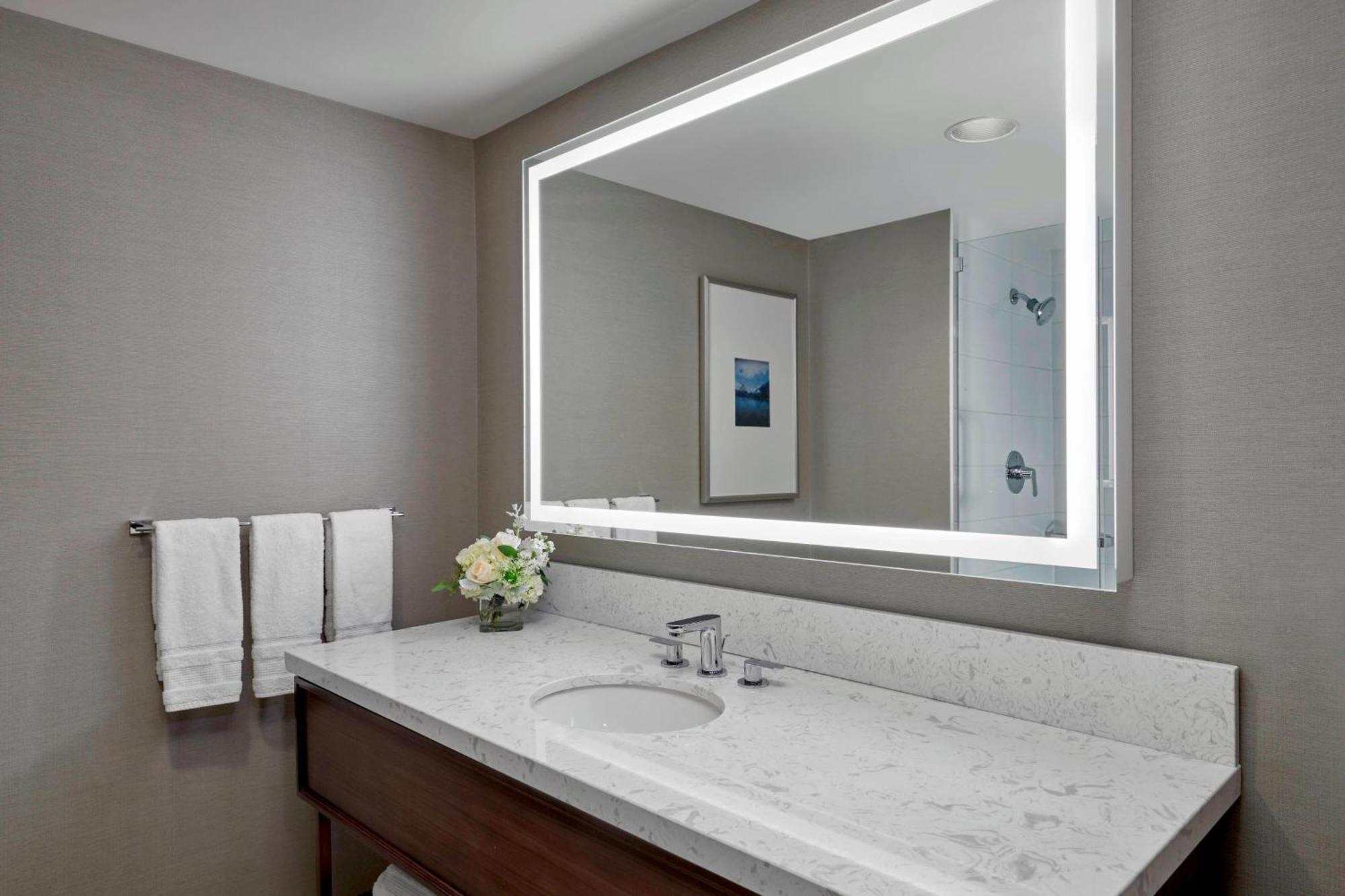 Sheraton Vancouver Guildford Hotel Съри Екстериор снимка