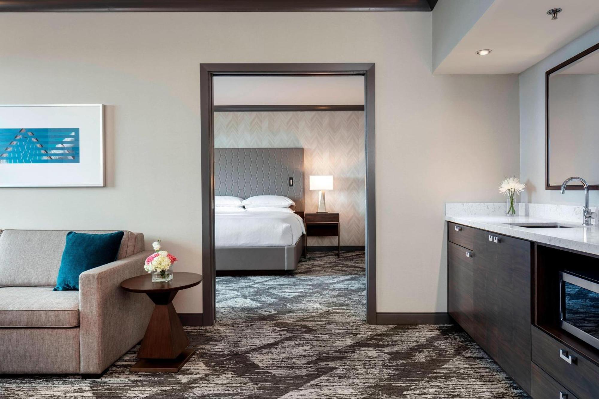 Sheraton Vancouver Guildford Hotel Съри Екстериор снимка