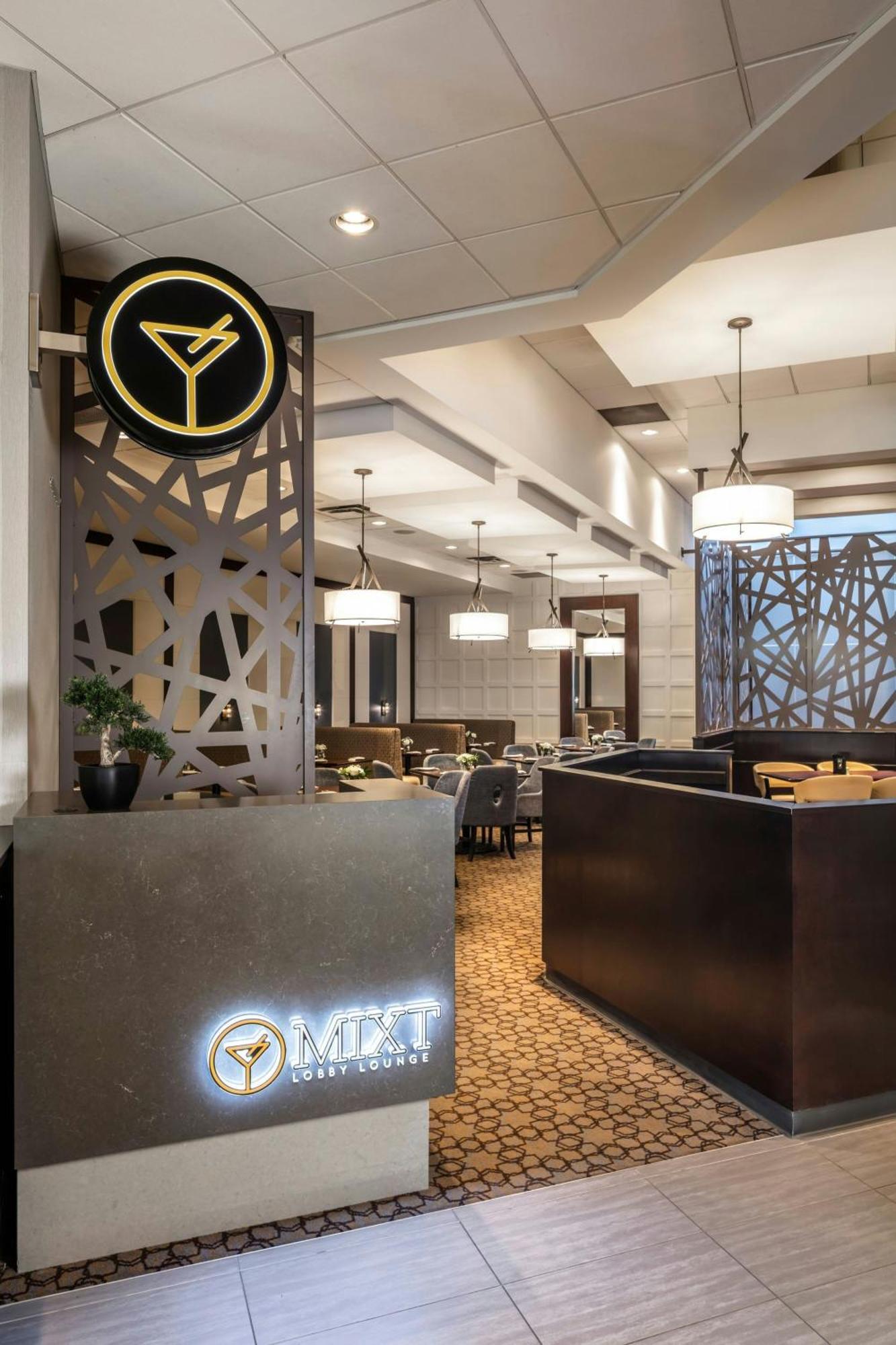 Sheraton Vancouver Guildford Hotel Съри Екстериор снимка