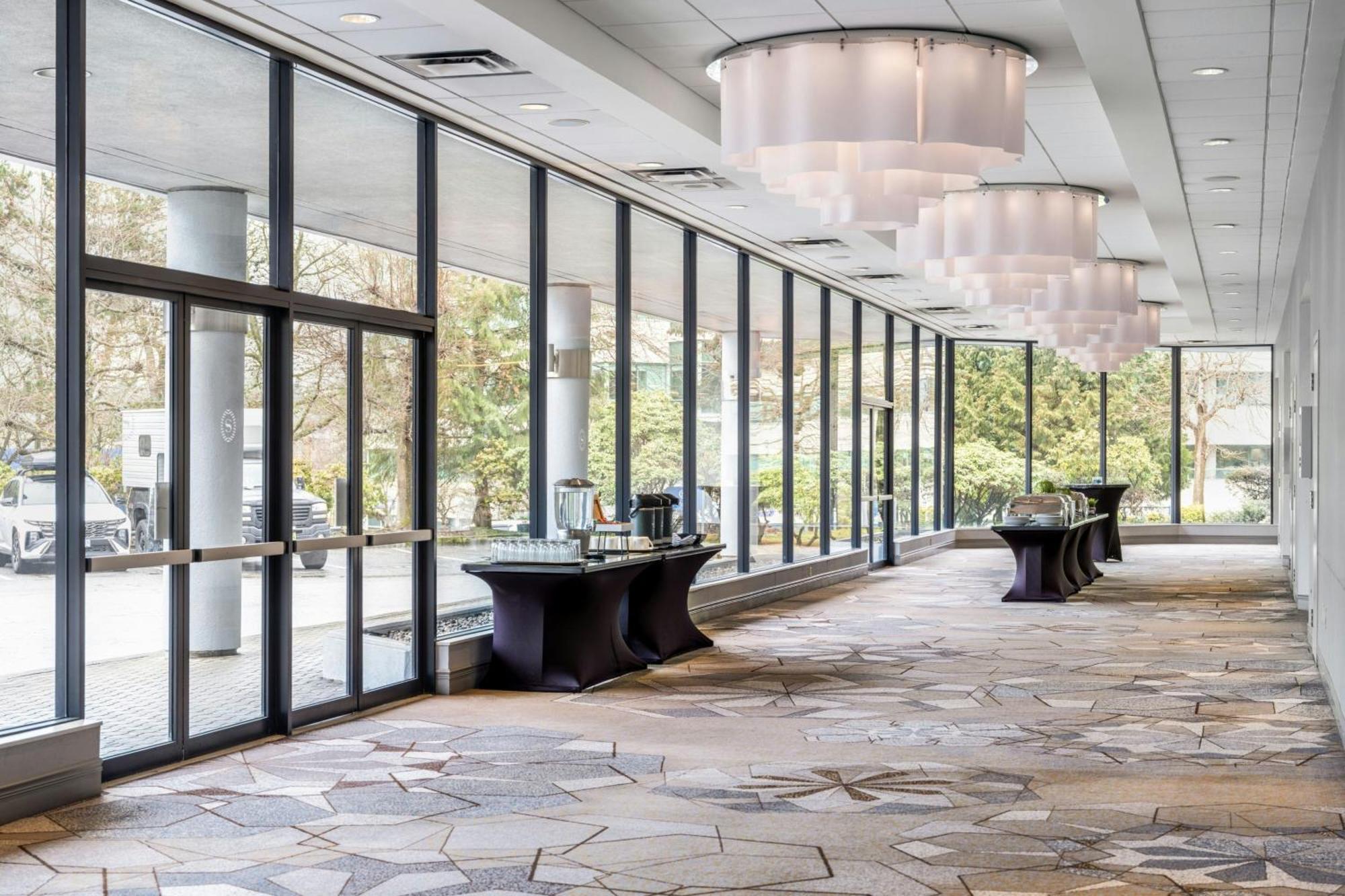 Sheraton Vancouver Guildford Hotel Съри Екстериор снимка