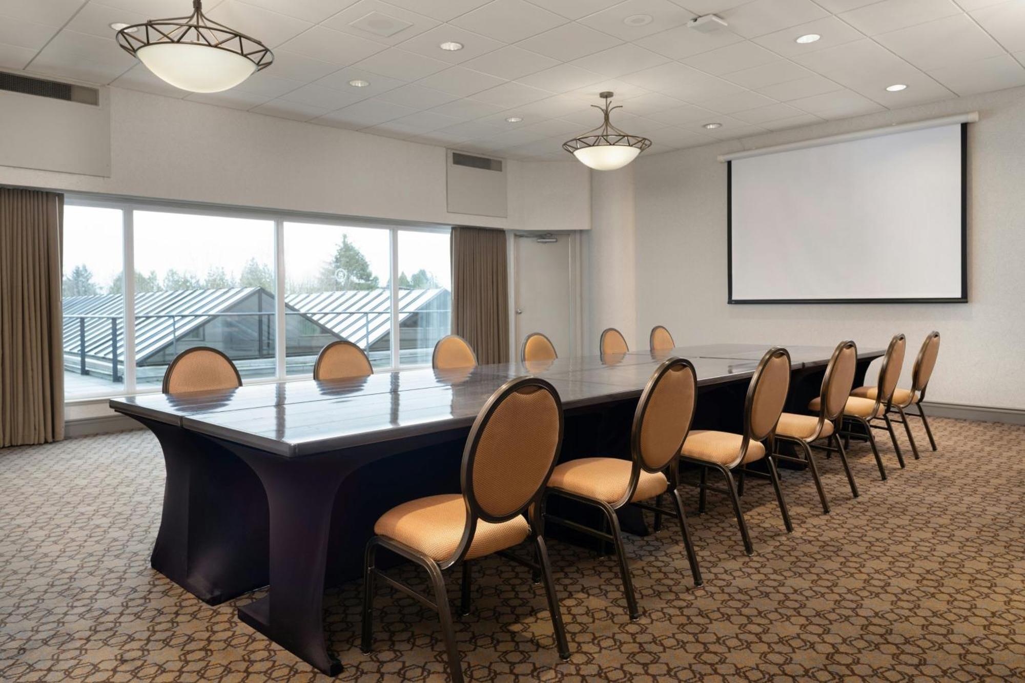 Sheraton Vancouver Guildford Hotel Съри Екстериор снимка