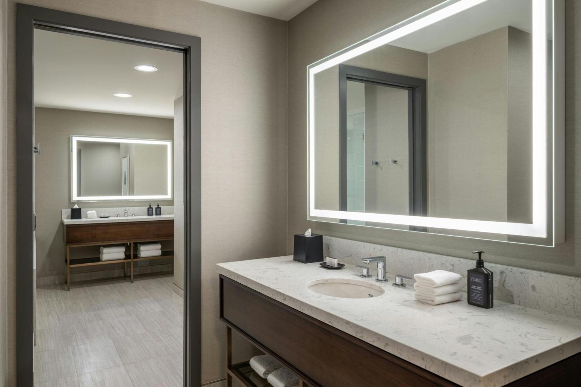 Sheraton Vancouver Guildford Hotel Съри Екстериор снимка