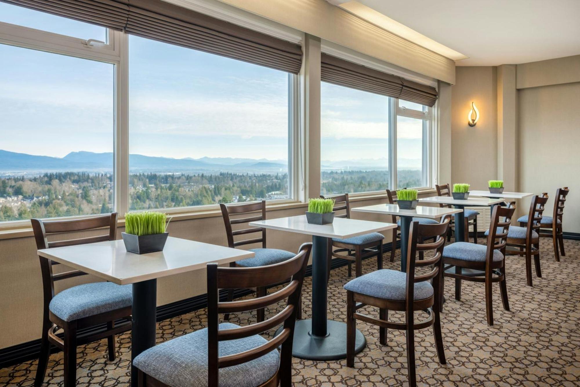 Sheraton Vancouver Guildford Hotel Съри Екстериор снимка
