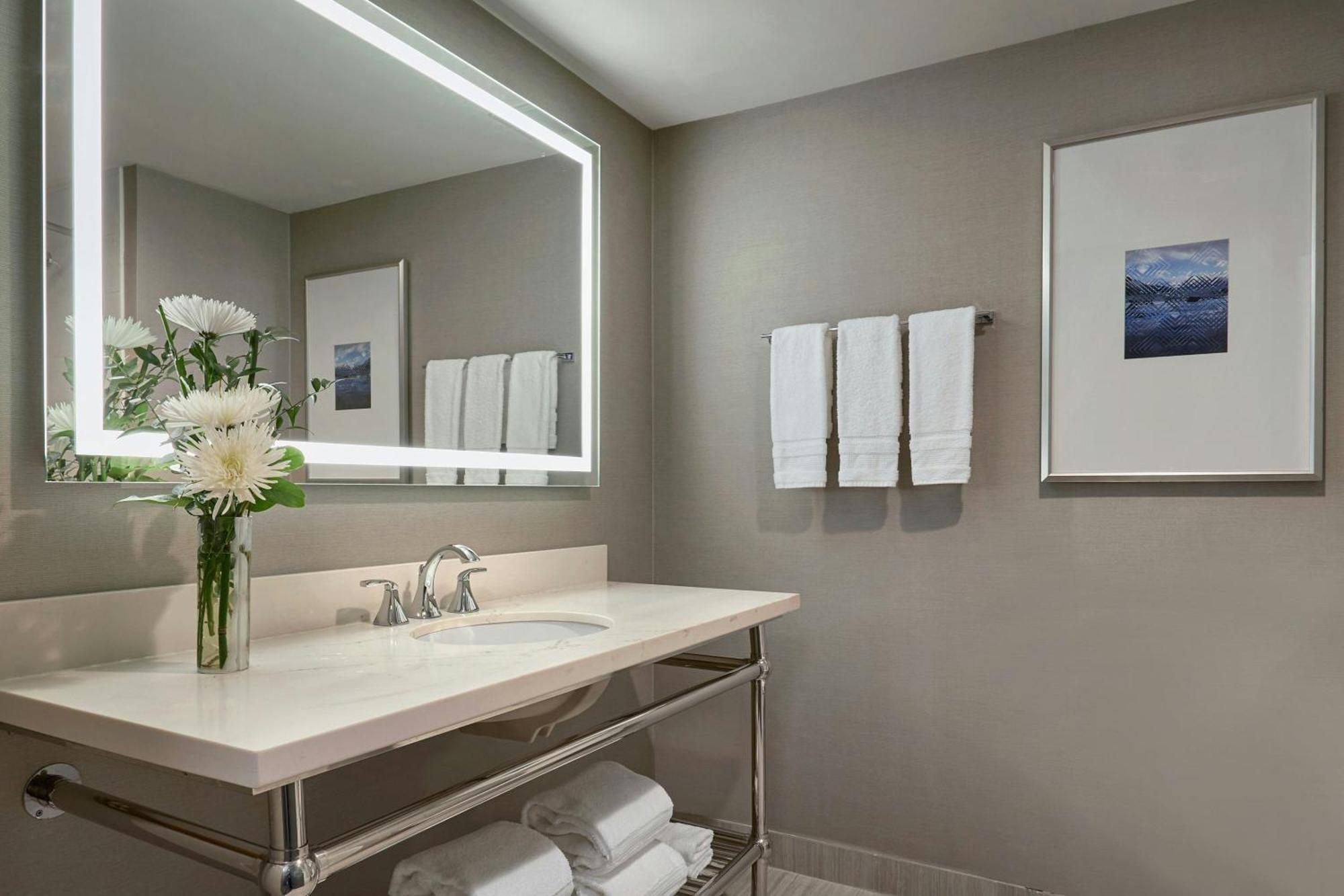 Sheraton Vancouver Guildford Hotel Съри Екстериор снимка