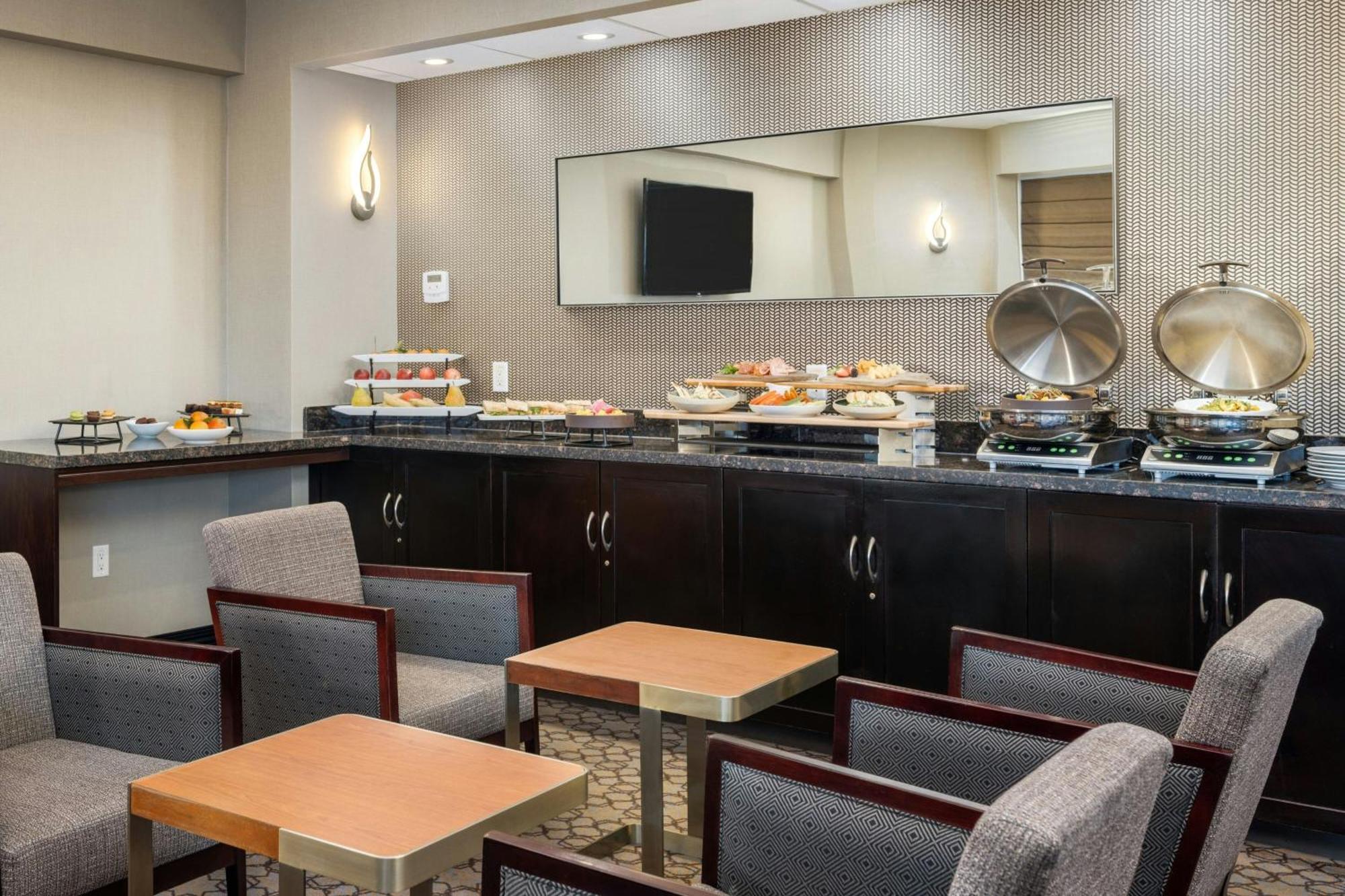 Sheraton Vancouver Guildford Hotel Съри Екстериор снимка