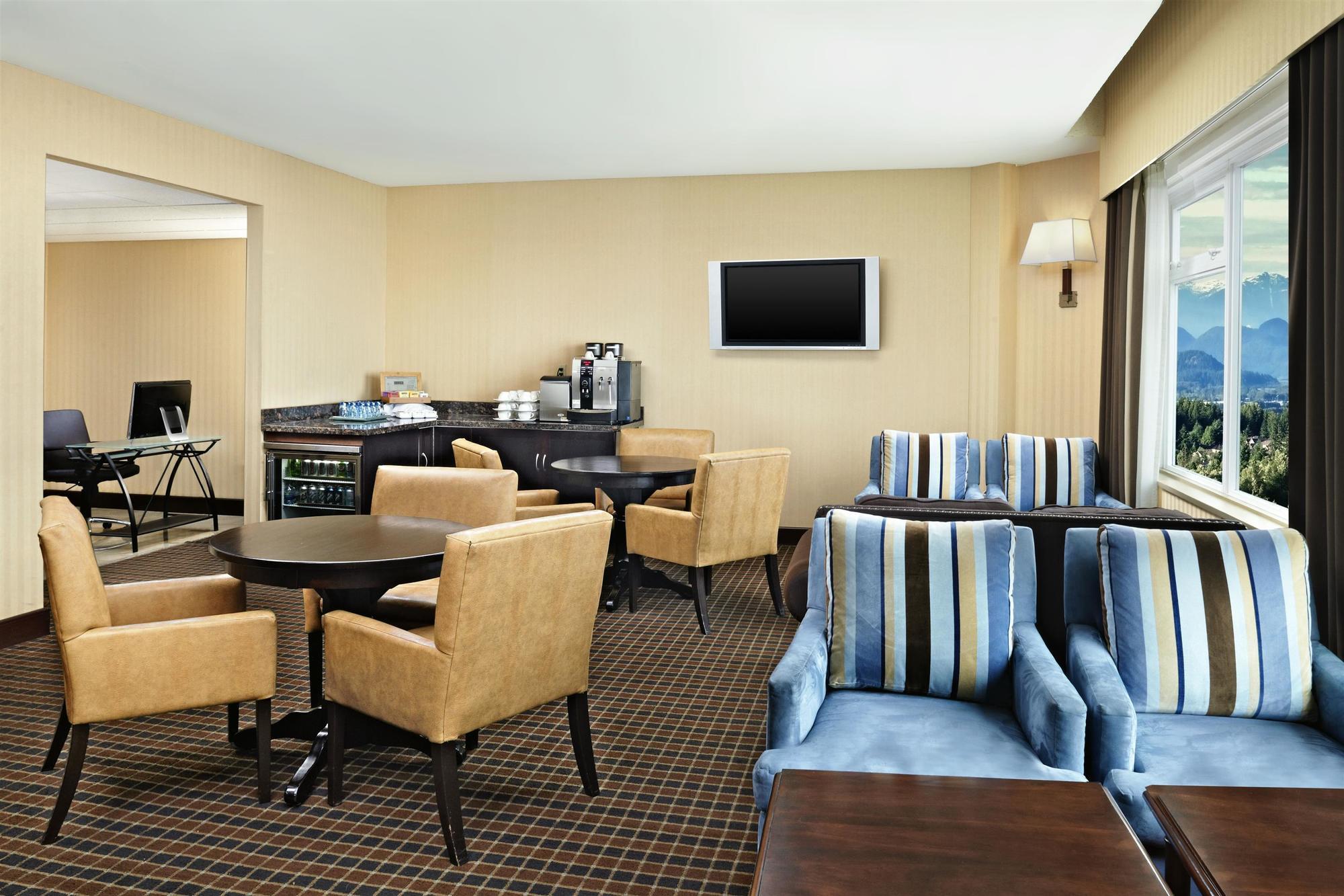 Sheraton Vancouver Guildford Hotel Съри Екстериор снимка