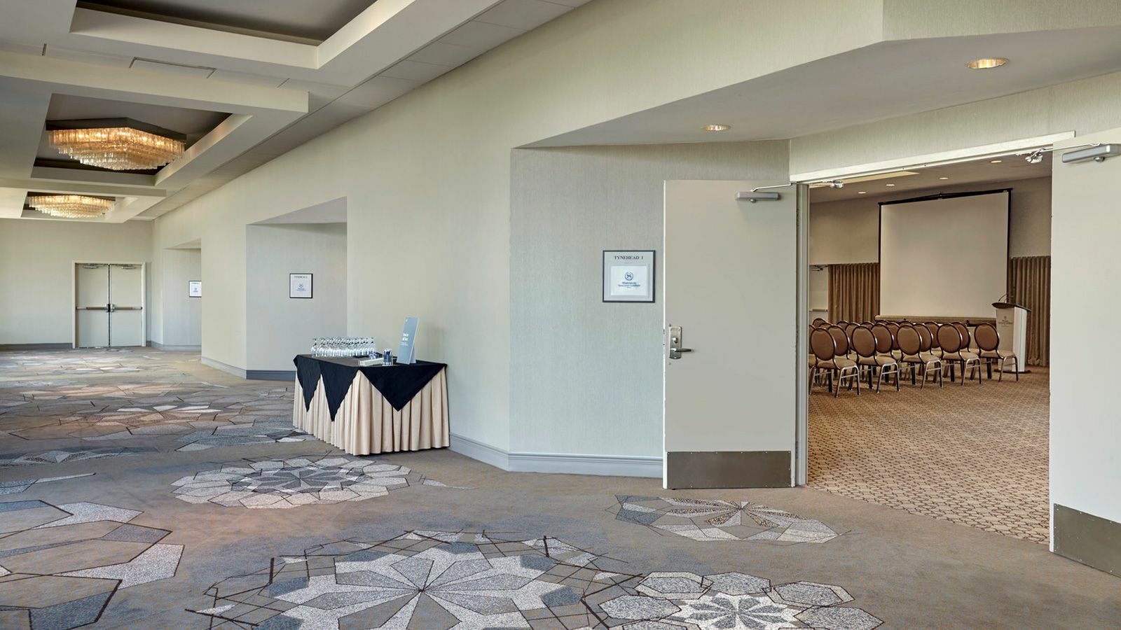 Sheraton Vancouver Guildford Hotel Съри Екстериор снимка